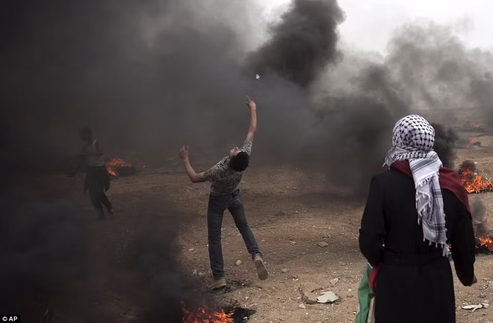 Theo các nhà chức trách, các cuộc đụng độ giữa người biểu tình Palestine và lực lượng an ninh Israel trong những tuần qua đã khiến hàng nghìn người thương vong.