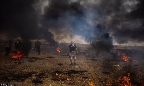 Người biểu tình Palestine đốt lốp xe trong cuộc đụng độ ở Dải Gaza.