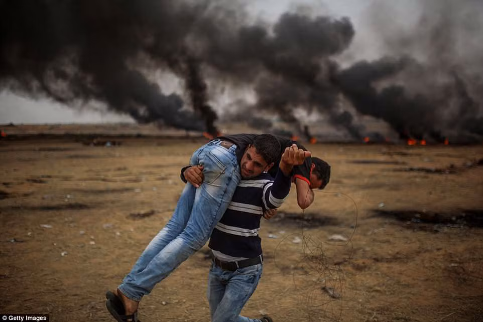 Một người biểu tình bị thương được đưa ra khỏi khu vực xảy ra xung đột.