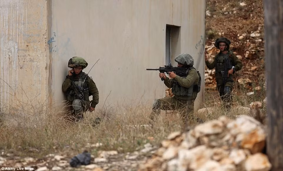 Binh sĩ Israel được triển khai để trấn áp đám đông người biểu tình ở biên giới Israel-Gaza.