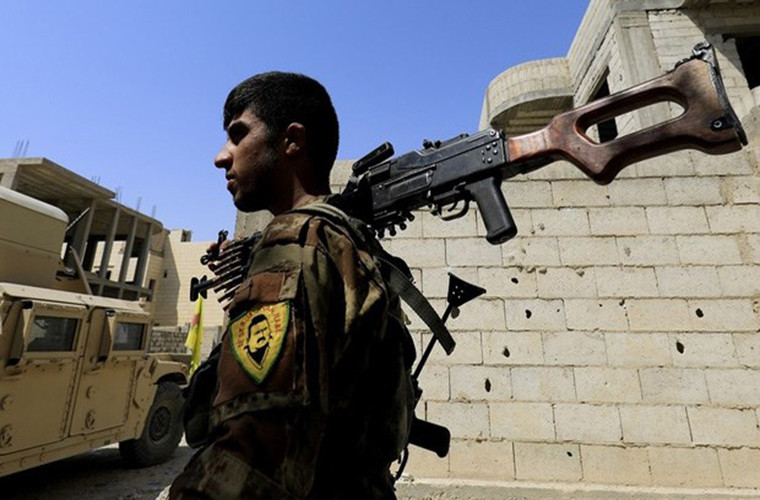 “Trong 5 ngày qua, lực lượng SDF do Mỹ hậu thuẫn đã giành lại quyền kiểm soát 18 km lãnh thổ gần biên giới với Iraq, buộc các phần tử khủng bố IS phải rút lui về thị trấn chiến lược Baghouz ở Đông Nam Deir Ezzor”, nguồn tin cho hay. Ảnh: Rudaw.