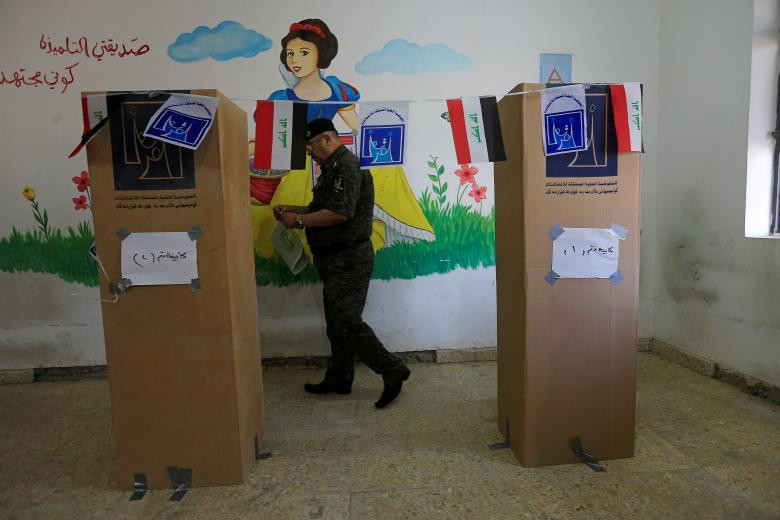 Một binh sĩ Iraq bỏ phiếu tại Najaf.