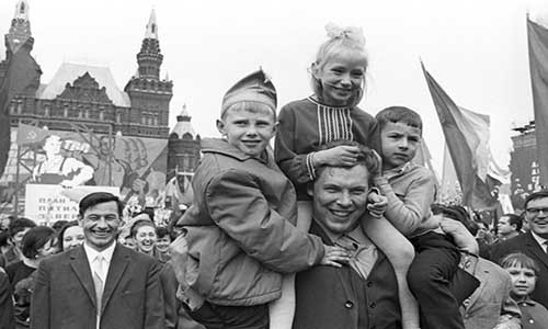 Không khí phấn khởi trong ngày Quốc tế Lao động ở thủ đô Moscow năm 1968.