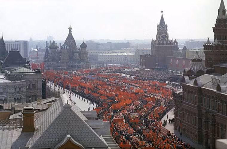 Đông đảo người dân Liên Xô tham gia cuộc diễu hành ở Quảng trường Đỏ, thủ đô Moscow, nhân dịp kỷ niệm ngày Quốc tế Lao động, bức ảnh trên được chụp năm 1976. (Nguồn ảnh: Sputnik)