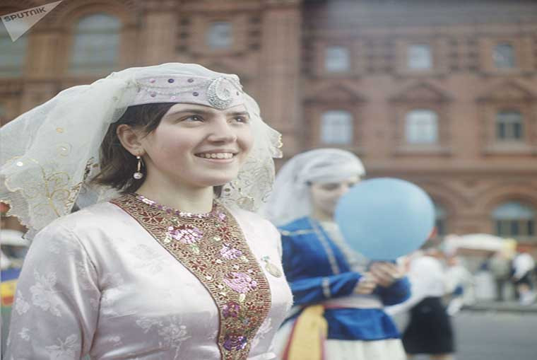 Cô gái trẻ rạng rỡ khi tham gia diễu hành ở thủ đô Moscow ngày 1/51969.