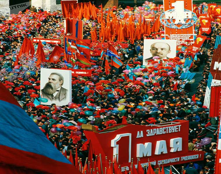 Khu vực Quảng trường Đỏ rợp cờ hoa trong ngày Quốc tế Lao động năm 1984.