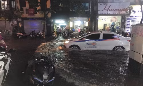 16h, cơn mưa như trút nước xuống Hà Nội khiến một loạt các tuyến phố phía Nam TP như: Minh Khai, Trường Chinh, Thanh Đàm, Nguyễn Chính,... ngập sâu trong nước.