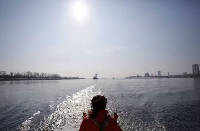 Hai thành phố này được ngăn cách bởi sông Áp Lục, con sông hình thành biên giới tự nhiên giữa hai quốc gia Trung Quốc và Triều Tiên. Ảnh: Thành phố Sinuiju bên trái và Đan Đông bên phải.