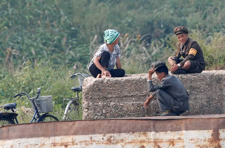 Trong khi đó cuộc sống ở thành phố Sinuiju rất bình lặng và có vẻ trái ngược hoàn toàn.