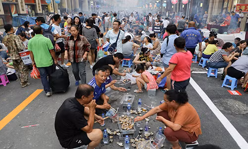 Trong khi đó, Đan Đông lại là một thành phố nhộn nhịp. Tính đến năm 2016, dân số ở thành phố này rơi vào khoảng 1,8 triệu người.
