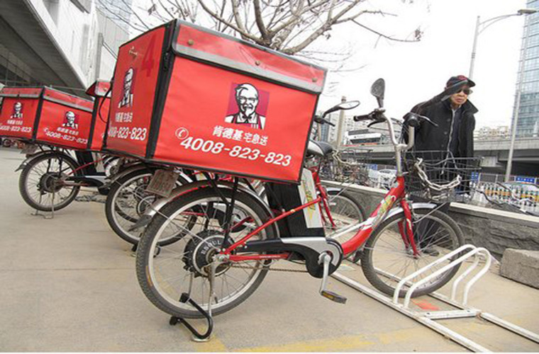 The Guardian cho biết, có nhiều cửa hàng như KFC, McDonald,... ở thành phố Đan Đông. Người dân ở đây cũng có xe BMW hay Range Rover,...