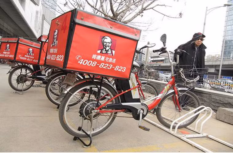 The Guardian cho biết, có nhiều cửa hàng như KFC, McDonald,... ở thành phố Đan Đông. Người dân ở đây cũng có xe BMW hay Range Rover,...