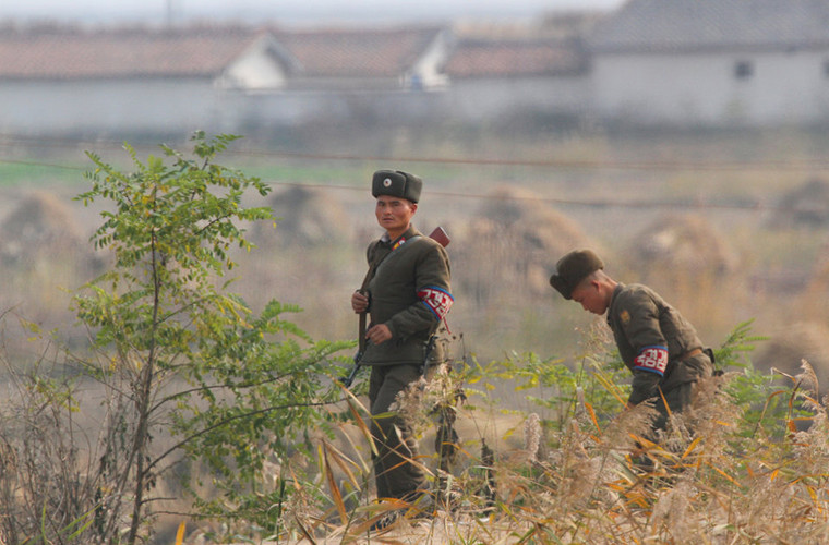 Các binh sĩ Triều Tiên tuần tra trên đảo Hwanggumpyong.