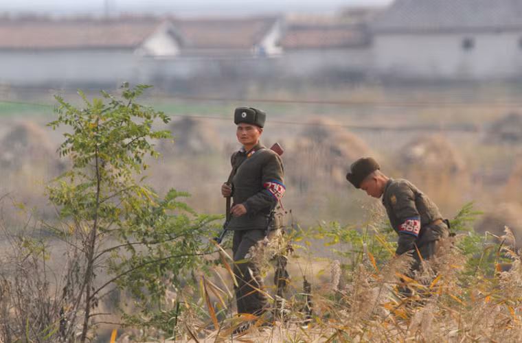Các binh sĩ Triều Tiên tuần tra trên đảo Hwanggumpyong.