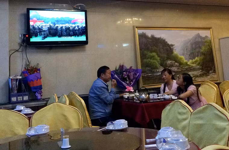 Đan Đông cũng là nơi sinh sống của nhiều người dân Triều Tiên. Họ đến đây mở cửa hàng và phục vụ các món ăn Triều Tiên.