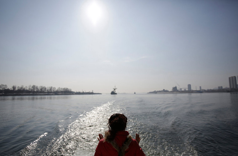 Hai thành phố này được ngăn cách bởi sông Áp Lục, con sông hình thành biên giới tự nhiên giữa hai quốc gia Trung Quốc và Triều Tiên. Ảnh: Thành phố Sinuiju bên trái và Đan Đông bên phải.