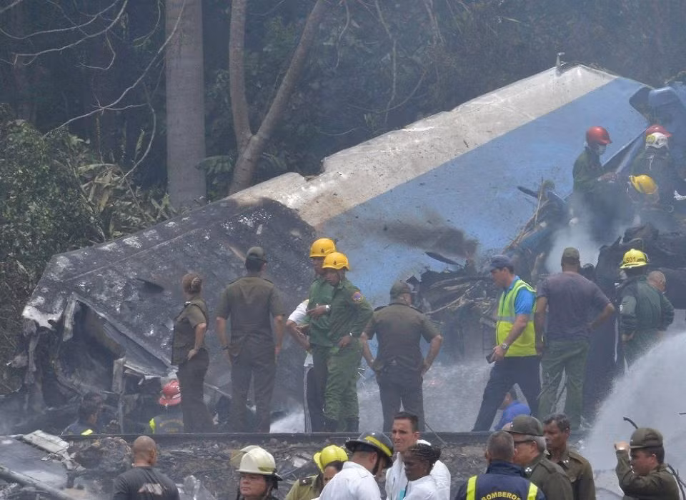 Một phần cánh máy bay được tìm thấy. Ảnh: The Sun.