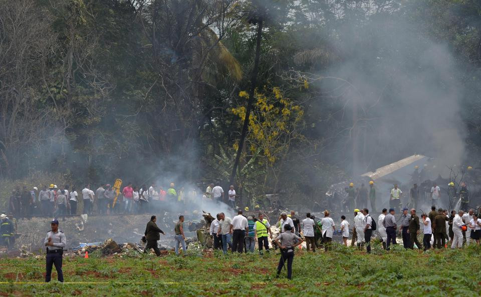 Nhiều mảnh vỡ được phát hiện tại hiện trường vụ tai nạn. Chiếc máy bay phát nổ sau khi rơi xuống đất. Ảnh: The Sun.