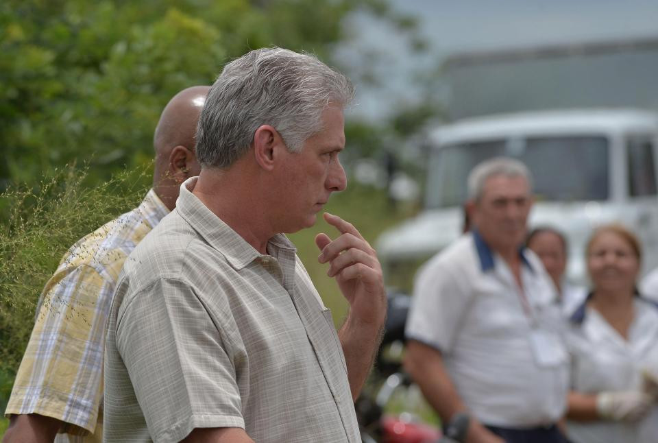 Được biết, Chủ tịch Cuba Miguel Diaz-Canel đã nhanh chóng tới hiện trường vụ tai nạn máy bay. Ảnh: The Sun.