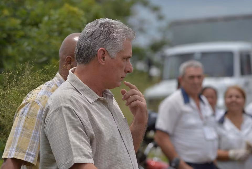 Được biết, Chủ tịch Cuba Miguel Diaz-Canel đã nhanh chóng tới hiện trường vụ tai nạn máy bay. Ảnh: The Sun.