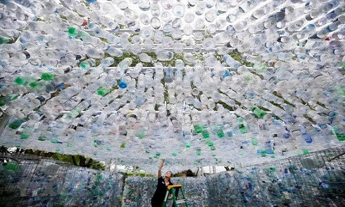 Nghệ sỹ, kiến trúc sư Nick Wood đã sử dụng 15.000 chai nhựa đã qua sử dụng được thu thập trên khắp các đường phố và dọc các bờ sông tại thủ đô London của Anh để xây dựng một ngôi nhà độc đáo cao khoảng 5m.