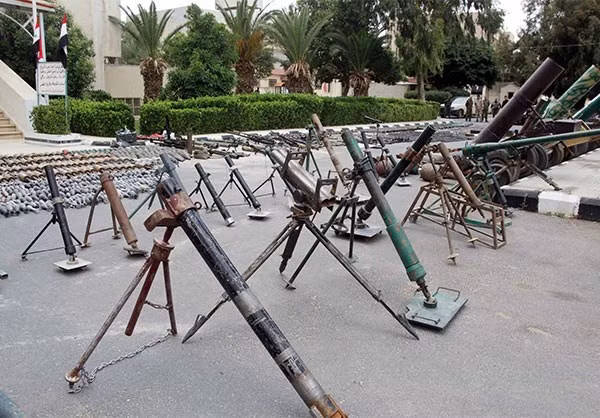 “Trong số trang thiết bị quân sự vừa bị tịch thu có nhiều loại vũ khí do Israel sản xuất như bom mìn, đạn dược, rocket, súng máy,...”, nguồn tin cho biết. Ảnh: FNA.