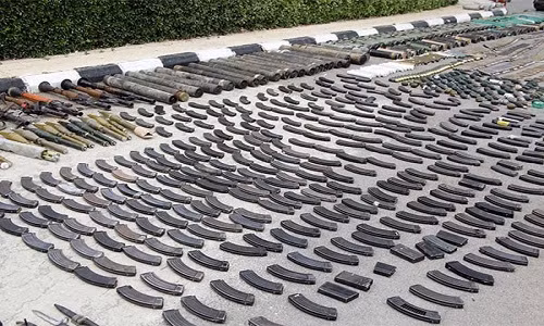 Ngoài ra, lực lượng chính phủ Damascus cũng thu giữ lượng lớn chất hóa học và thuốc súng mà các tay súng khủng bố từng sử dụng để chế tạo bom… và rất nhiều vật liệu nổ trong số đó do các công ty Israel chế tạo. Ảnh: FNA.