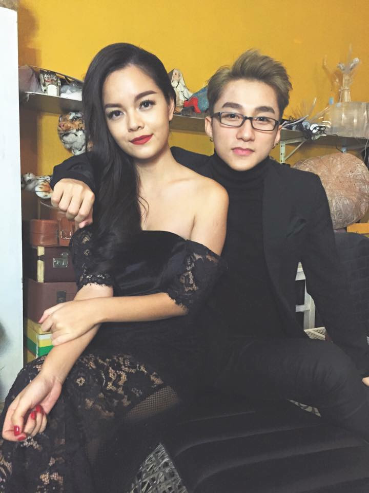 Ngay cả khi khoác vai chụp ảnh với người chị thân thiết Phạm Quỳnh Anh, bàn tay Sơn Tùng cũng vô cùng ý tứ.