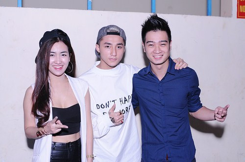 Bức ảnh khiến fan không khỏi “cười bò”. Dù khoác vai Slim V cực thân thiết nhưng với Trang Moon, Sơn Tùng lại tạo dáng “number one” chuẩn “friendzone”.