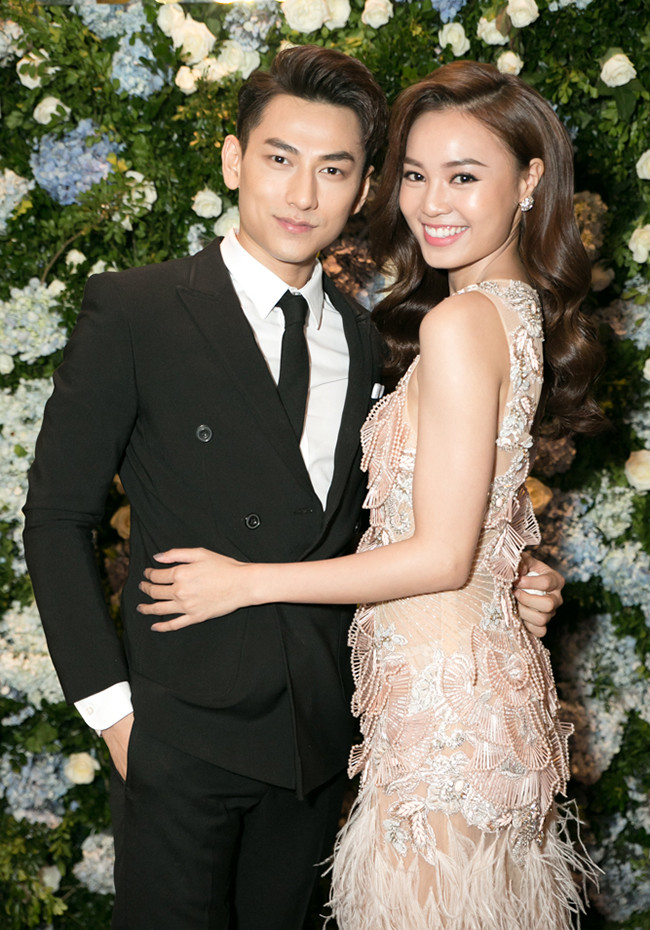 Đôi bàn tay của Isaac luôn nắm hờ khi khoác eo các mỹ nhân V-biz như Khả Ngân, Ninh Dương Lan Ngọc.