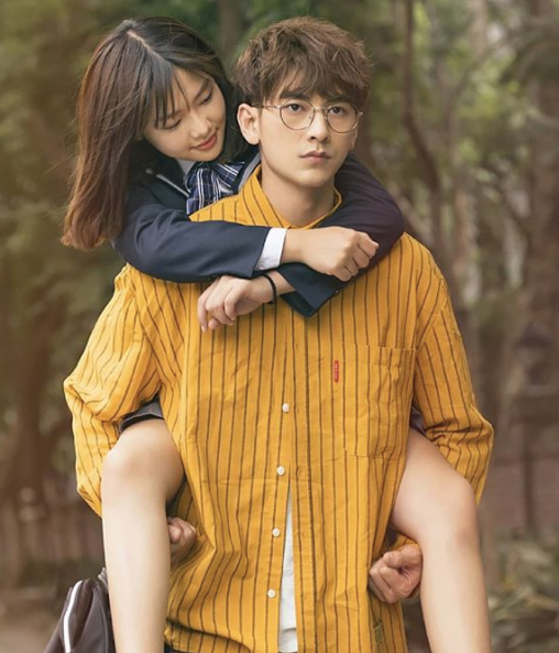 Giống như Sơn Tùng, Isaac cũng nổi tiếng là quý ông có đôi bàn tay lịch thiệp trong showbiz. Khi cõng bạn diễn nữ mặc váy ngắn, anh chủ động nắm tay lại.