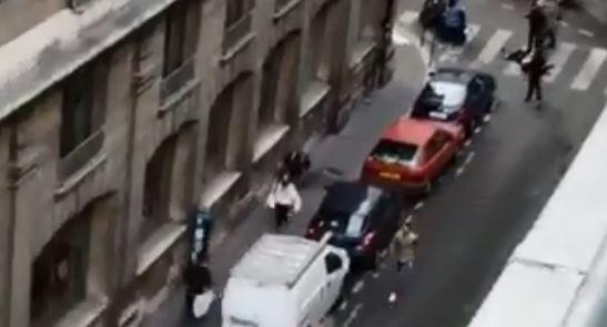 Hiện, danh tính của kẻ tiến hành vụ đâm dao ở Paris chưa được xác định. Theo thông tin từ phía cảnh sát, hung thủ là một người đàn ông khoảng 29 tuổi. Ảnh: The Sun.