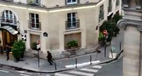 The Sun đưa tin, phiến quân IS đã lên tiếng nhận trách nhiệm về vụ tấn công bằng dao vừa qua, khẳng định rằng “kẻ thực hiện vụ đâm dao là một chiến binh IS” và đây là hành động trả đũa nhằm vào các quốc gia tiến hành các cuộc không kích xuống những khu vực mà chúng (IS) kiểm soát ở Syria và Iraq. Ảnh: Twitter.