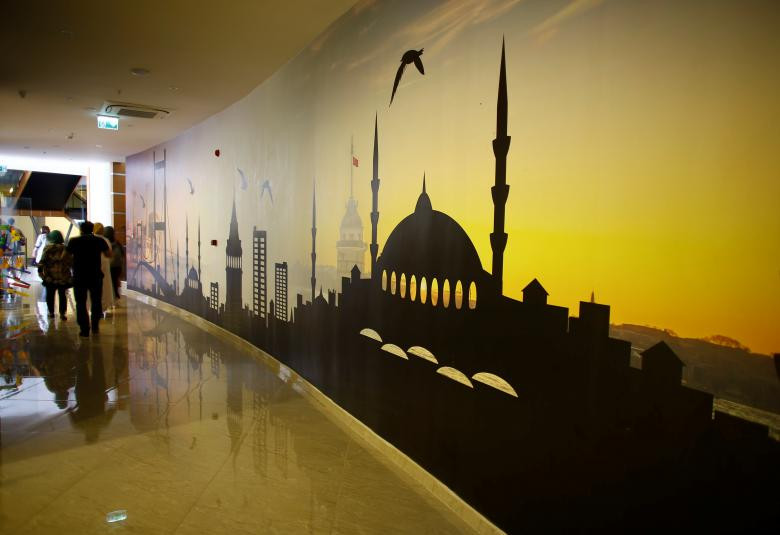 Hành lang bên trong khách sạn Elvin Deluxe ở Alanya.