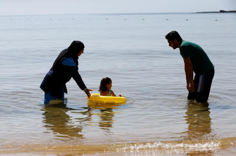 Yavuz Tanriverdi, một du khách đến từ Đức, cùng vợ và con gái tại bãi biển ở Alanya, Thổ Nhĩ Kỳ.