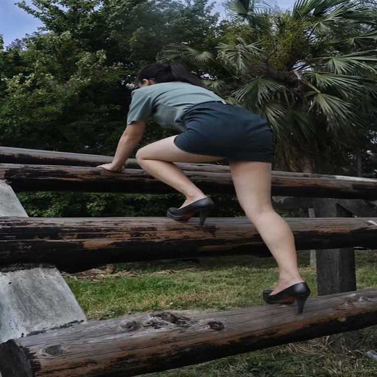 Loạt ảnh gợi cảm được đăng vào tuần trước trên Facebook.