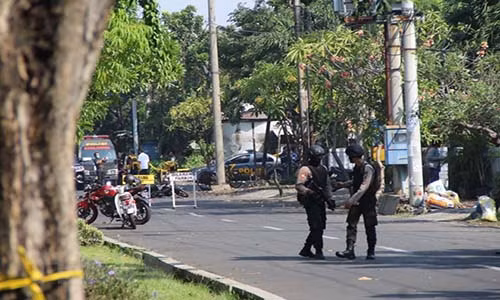 Cảnh sát gác tại hiện trường vụ nổ bom ở Surabaya, Đông Java, Indonesia ngày 13/5. (Nguồn: THX/TTXVN)