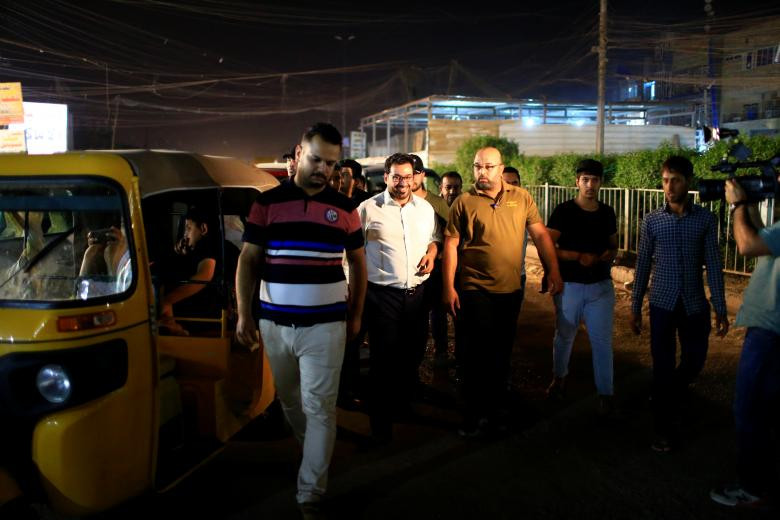 Ứng viên Muntazer al-Zaidi đi bộ trên đường phố Sadr City ở thủ đô Baghdad hôm 10/5.