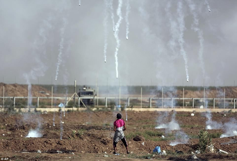 Lực lượng an ninh Israel đã ném lựu đạn hơi cay và bắn đạn thật nhằm trấn áp đám đông người biểu tình Palestine. Ảnh: AP.