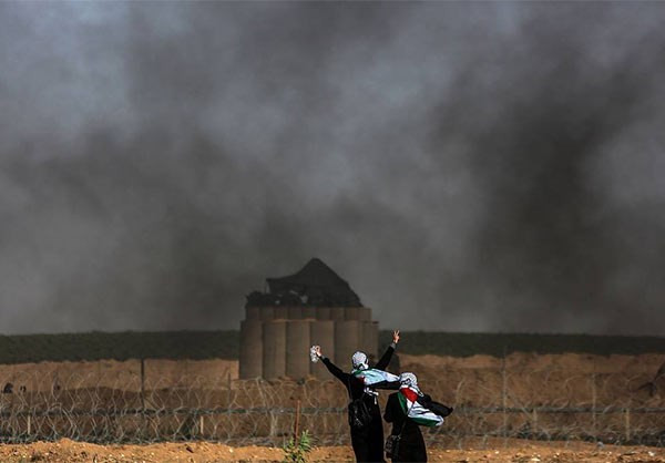 Khói đen mù mịt ở khu vực biên giới phía nam Dải Gaza. Ảnh: FNA.