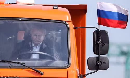 Tổng thống Putin ngồi ghế tài xế xe tải. Ảnh: Tass