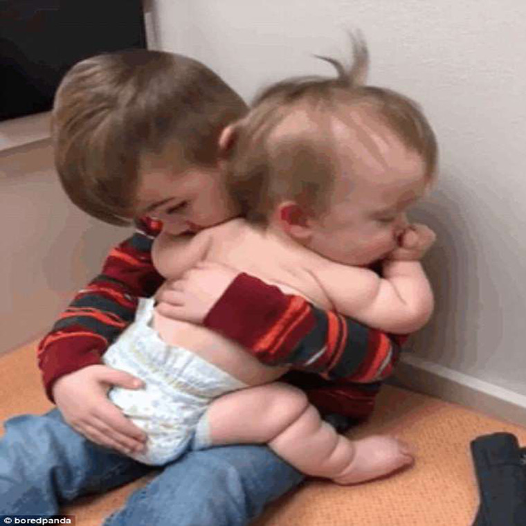 Bé gái có vẻ rất thoải mái khi được anh trai dỗ ngủ.