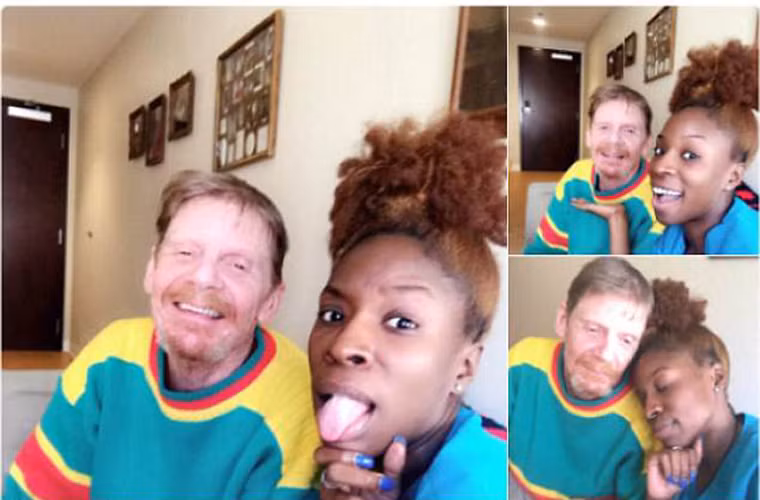 Thấy người đàn ông mắc chứng mất trí nhớ bật khóc vì không có người nhà đến thăm vào dịp lễ Giáng sinh, cô gái đã an ủi và chụp ảnh gia đình cùng ông.