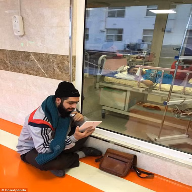 Đây là một trong những bức ảnh xúc động được ghi lại từ khắp nơi trên khắp thế giới được tờ Daily Mail đăng tải. Trong ảnh, thầy giáo đến thăm học sinh của mình bị ốm nặng đang nằm điều trị trong bệnh viện. Anh đã ngồi bên ngoài phòng cách ly và mở điện thoại cho học sinh này xem lại những hoạt động trong lớp học. (Nguồn ảnh: Daily Mail)