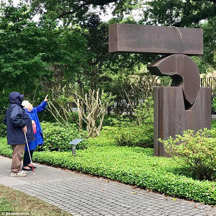 Cụ bà miêu tả lại tất cả các phẩm điêu khắc cho người chồng mù tại một viện bảo tàng nghệ thuật.