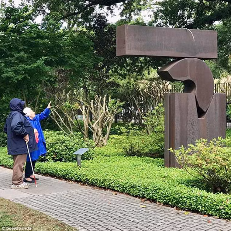 Cụ bà miêu tả lại tất cả các phẩm điêu khắc cho người chồng mù tại một viện bảo tàng nghệ thuật.