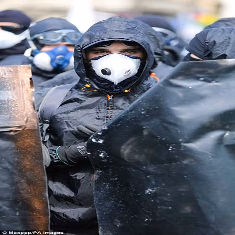 Lực lượng cảnh sát chống bạo động Pháp được triển khai để trấn áp đám đông người biểu tình.