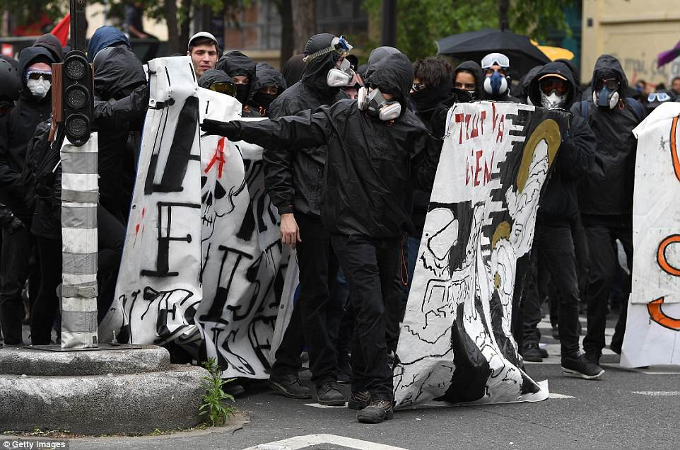 Những người biểu tình bịt mặt, mặc đồ đen tham gia cuộc tuần hành ở thủ đô Paris ngày 1/5.