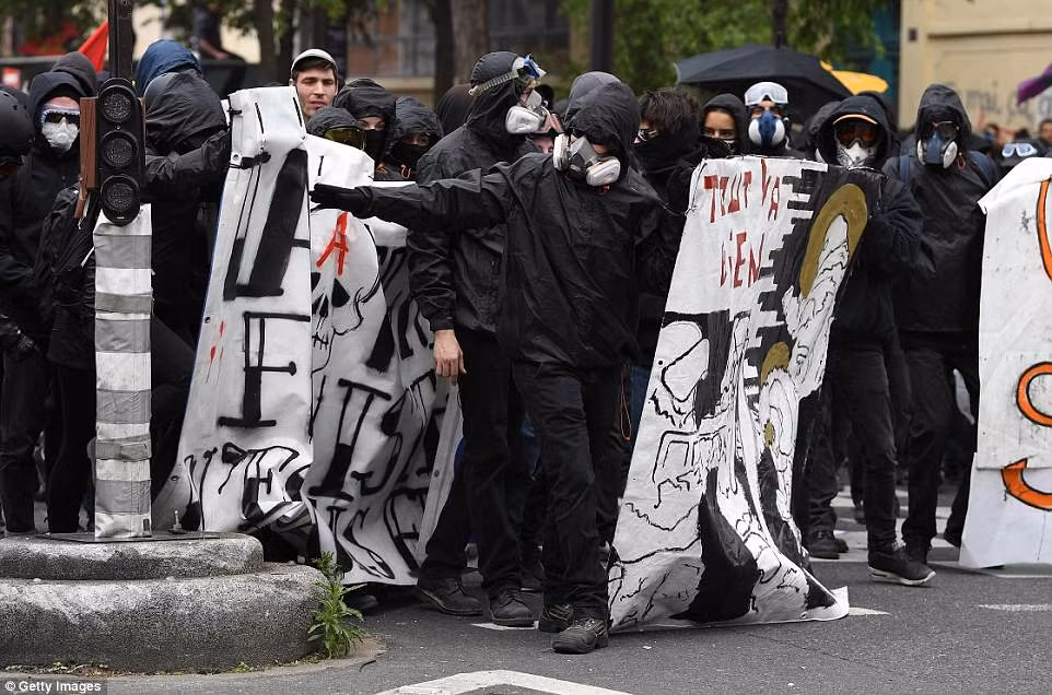 Những người biểu tình bịt mặt, mặc đồ đen tham gia cuộc tuần hành ở thủ đô Paris ngày 1/5.