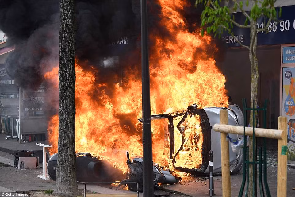 Theo Daily Mail dẫn thông tin từ cảnh sát Paris cho biết, hơn 200 người đã bị bắt giữ khi tham gia vào cuộc biểu tình bạo lực ở thủ đô Paris trong ngày Quốc tế Lao động 1/5. (Nguồn ảnh: Daily Mail)